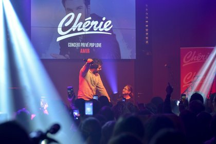 Amir invite une jeune fan sur scène 