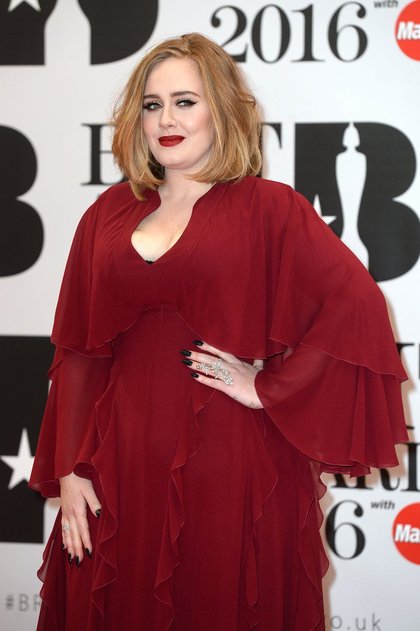 Adele arrive aux Brit Awards 2016