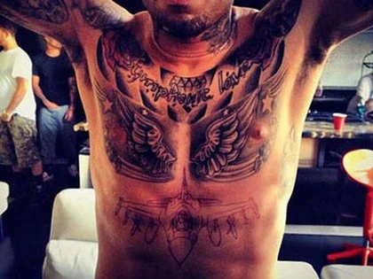 Chris Brown présente son dernier tatouage