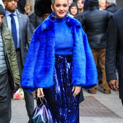 Katy Perry n'hésite pas à mélanger les styles. Dans les rue de New York, elle allie une fourrure bleu électrique à une longue jupe à paillettes.