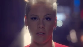 Pink défie les lois de la gravité dans le clip de «Walk Me Home»