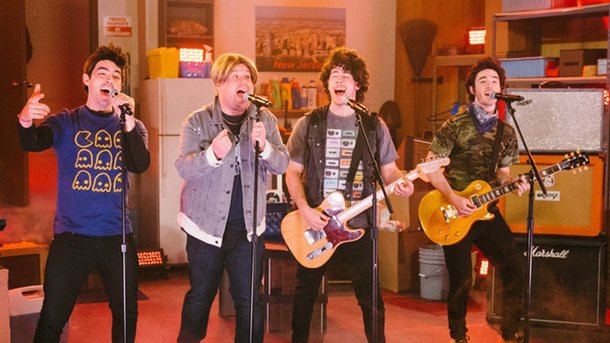 Les Jonas Brothers réunis dans une parodie hilarante de «Year 3000» avec James Corden!