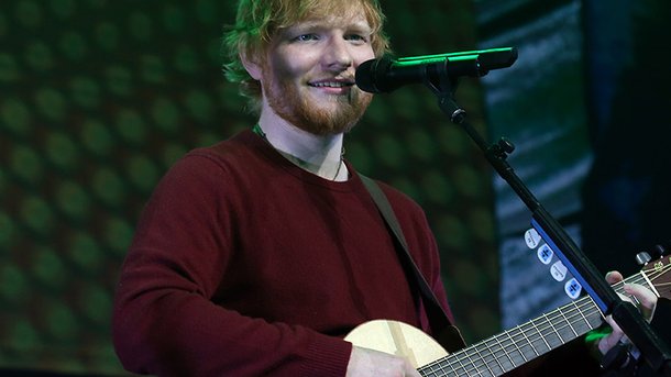 Ed Sheeran rend hommage à Nelson Mandela en concert à Johannesburg