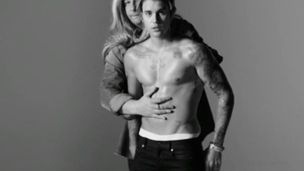 Justin Bieber parodie sa publicité sexy pour Calvin Klein!