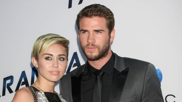 Miley Cyrus et Liam Hemsworth chantent du Justin Bieber en voiture!