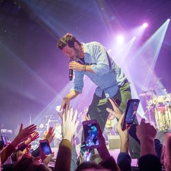 Christophe Maé échange avec le public lors du Concert Super Privé Angers Trélazé