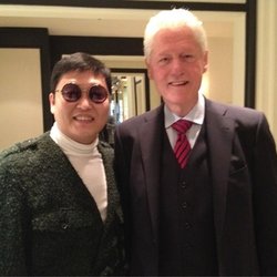 Psy: Je viens de rencontrer le plus grand saxophoniste de la planète...Président Clinton !