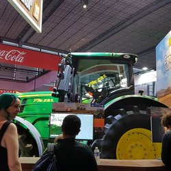 Oui, il y avait aussi un tracteur à Paris Games Week 2018, sur le stand du jeu Farming Simulator 19 !