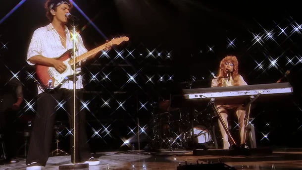 Lady Gaga rejoint Bruno Mars sur scène pour leur duo "Die With A Smile"