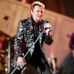 Johnny Hallyday adopte un look baroque
