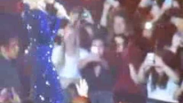 Beyoncé : Face Time avec un fan en plein concert !