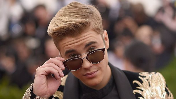 Justin Bieber, Harry Styles, Taylor Swift... Ces stars qui ont besoin de lunettes pour bien voir!