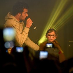 Amir invite une jeune fan sur scène 