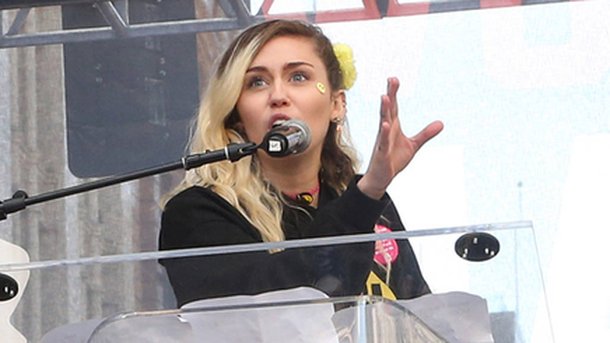Miley Cyrus : le clip de "Malibu" est une déclaration d'amour à Liam Hemsworth