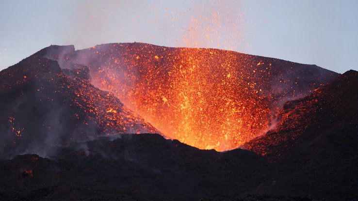 Les infos du Réveil Chérie : des Réunionnais testent la cuisson à la lave lors de l’éruption du Piton de la Fournaise