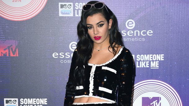 Charli XCX : sexy cow-girl !