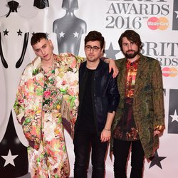 Olly Alexander, Emre Turkmen et Mikey Goldsworthy de Years and Years arrivent aux Brit Awards 2016