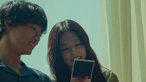 "Less than a Lover" : Jennie met en scène son nouveau single dans un clip romantique
