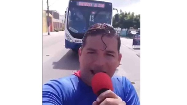 Les infos du Réveil Chérie :  Un comédien, surnommé l'homme d'acier, a prétendu pouvoir stopper un bus avec ses mains... Raté !