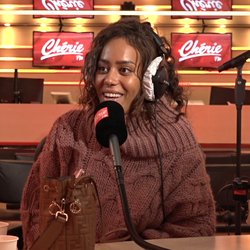 Amel Bent répond aux questions des Chérie Kids dans Le Réveil Chérie