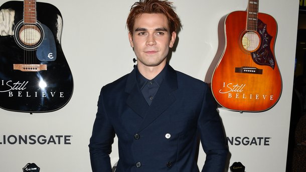 KJ Apa déchaîné sur TikTok, le compte à suivre!