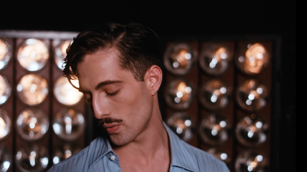 Damiano David (Måneskin) en mode comédie musicale dans son clip "Born With a Broken Heart"