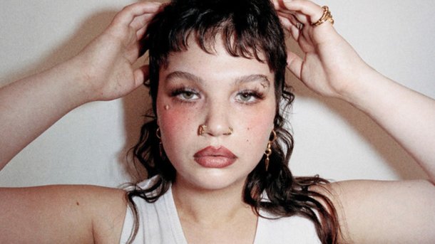 "Messy" de Lola Young : que signifient les paroles du hit ?