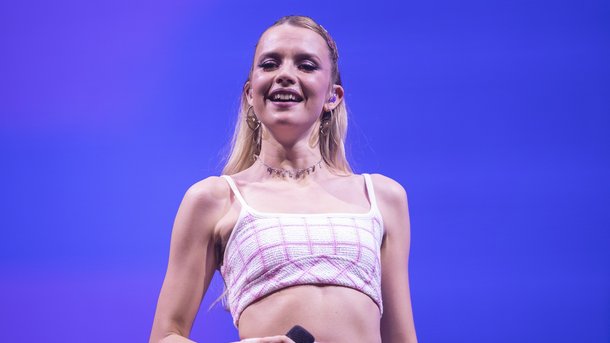 Angèle : défi et cadeaux pour le lancement de "Nonante-Cinq La Suite"