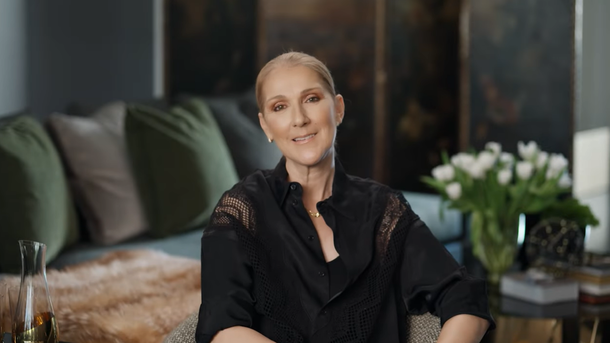 Céline Dion reporte à nouveau sa tournée et s’adresse à ses fans