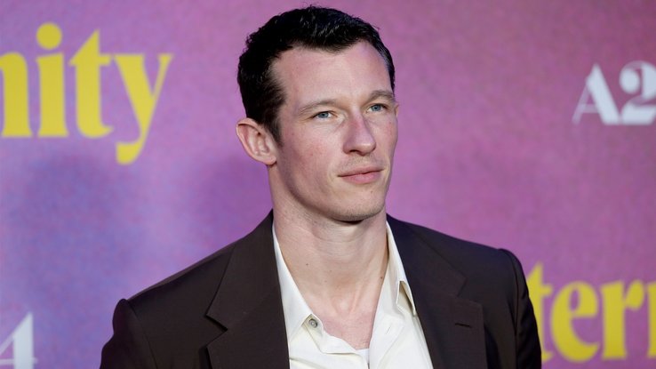 Les infos du Réveil Chérie : Callum Turner, le petit ami de Dua Lupa, serait le nouveau James Bond