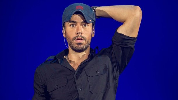 Enrique Iglesias : pourquoi il n'enlève jamais sa casquette ?