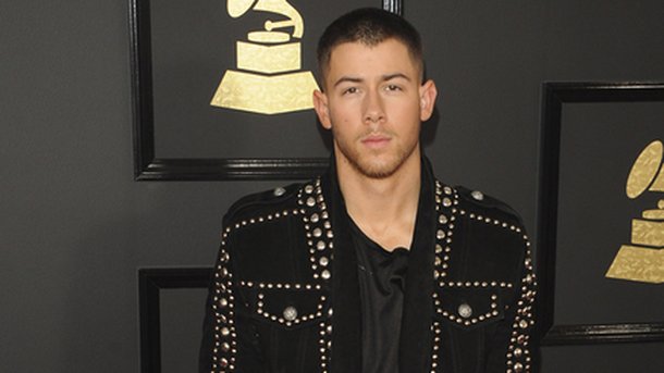 Nick Jonas super sexy en Une de The Summer Zine!