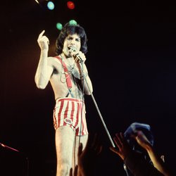 Freddie Mercury : un fan des shorts et bretelles