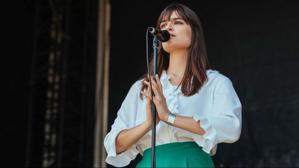 Clara Luciani : quel message derrière la chanson "On ne meurt pas d'amour"?