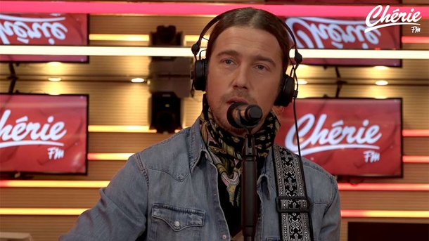 Julien Doré interprète  "Nous" en live dans Le Réveil Chérie