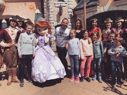 L'équipe du Réveil Chérie passe la journée à Disneyland Paris avec toutes les familles gagnantes et des princesses 