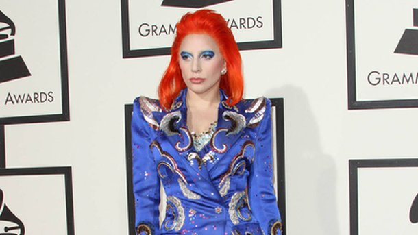 Lady Gaga rend hommage à David Bowie sur la scène des Grammy!