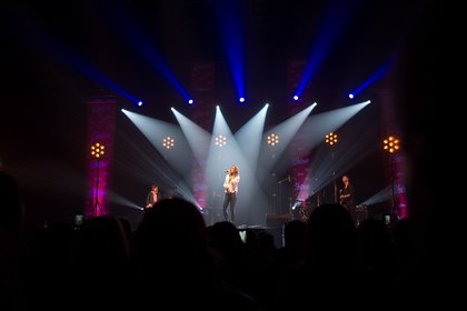 Zazie sur la scène du Concert privé Pop Love de Trélazé