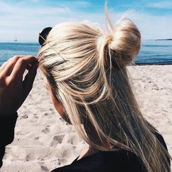 Le half-bun effet décoiffé