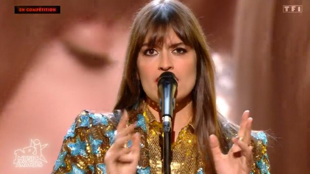 Clara Luciani interprète «Respire Encore» en direct