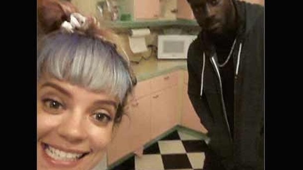 Lily Allen s'amuse en cuisine!