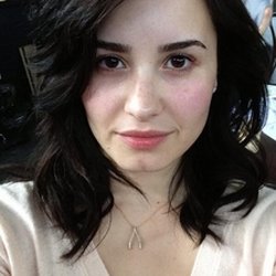 Demi Lovato: Mesdames, soyons courageuses aujourd'hui...Pas de maquillage et arrêtons d'utiliser ce filtre!! ON est magnifique!!!