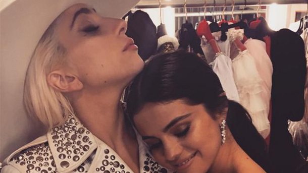 Lady Gaga, Selena Gomez…  : les stars chantent Noël avec James Corden!