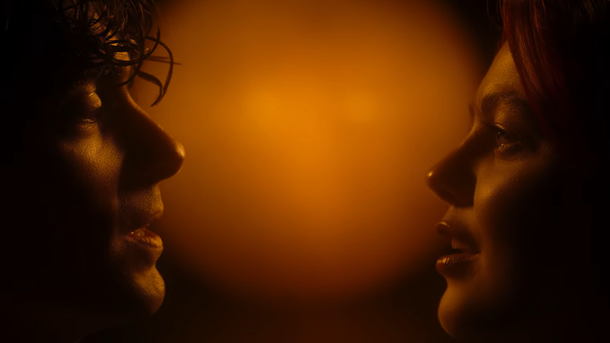Louane dévoile "Solo" et un clip romantique avec son amoureux Florian Rossi