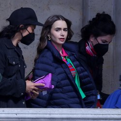 Lily Collins à Paris pendant le tournage d'"Emily In Paris"