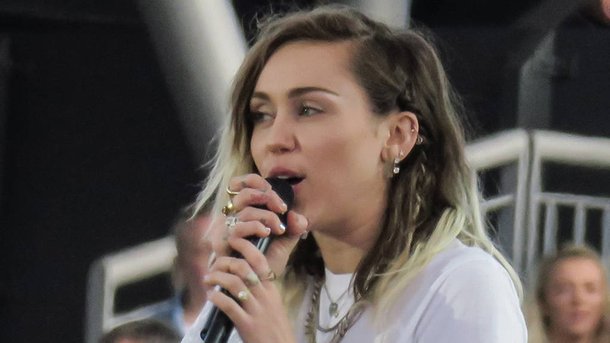 Miley Cyrus a deux nouveaux tatouages!