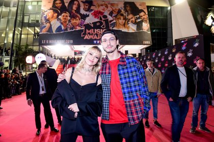 Angèle et Roméo Elvis - Montée des Marches NRJ Music Awards 2019