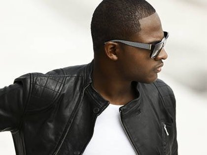 Taio Cruz copine avec les perroquets de Rio