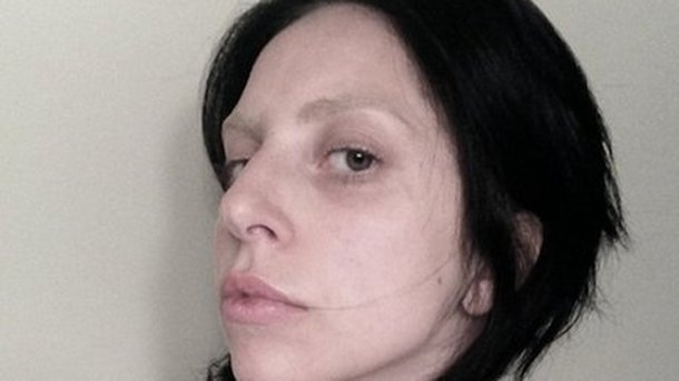 Lady Gaga se met à nouveau à nu !