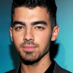Joe Jonas a la "Daft Punk" attitude